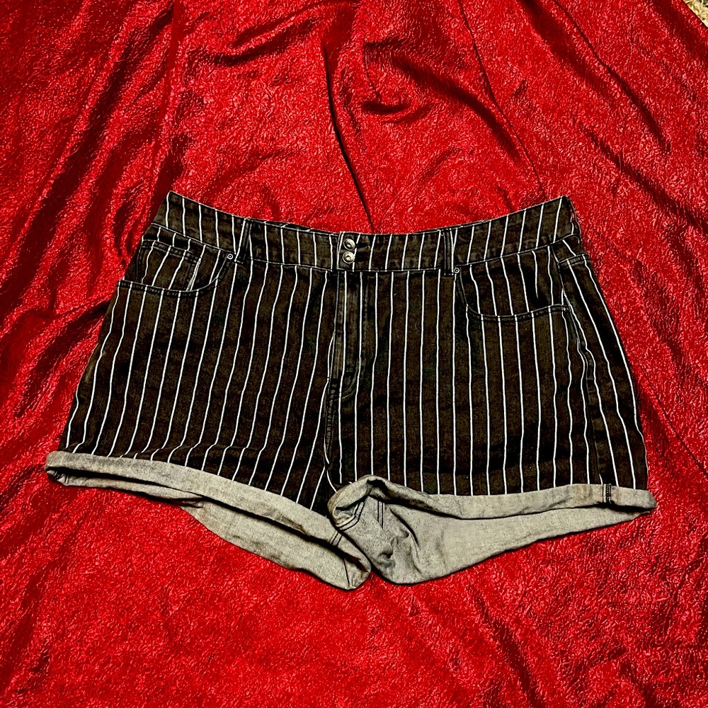 HT denim washed black and white stripe mom shorts
